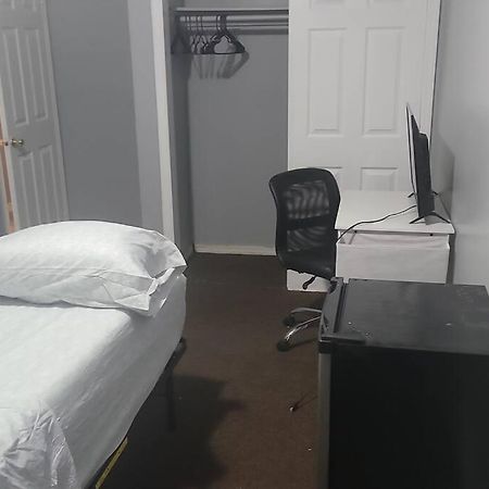 Room In A Beach House With King Size Bed In A Landlord Hosted Three Bedroom Apartment New York Ngoại thất bức ảnh