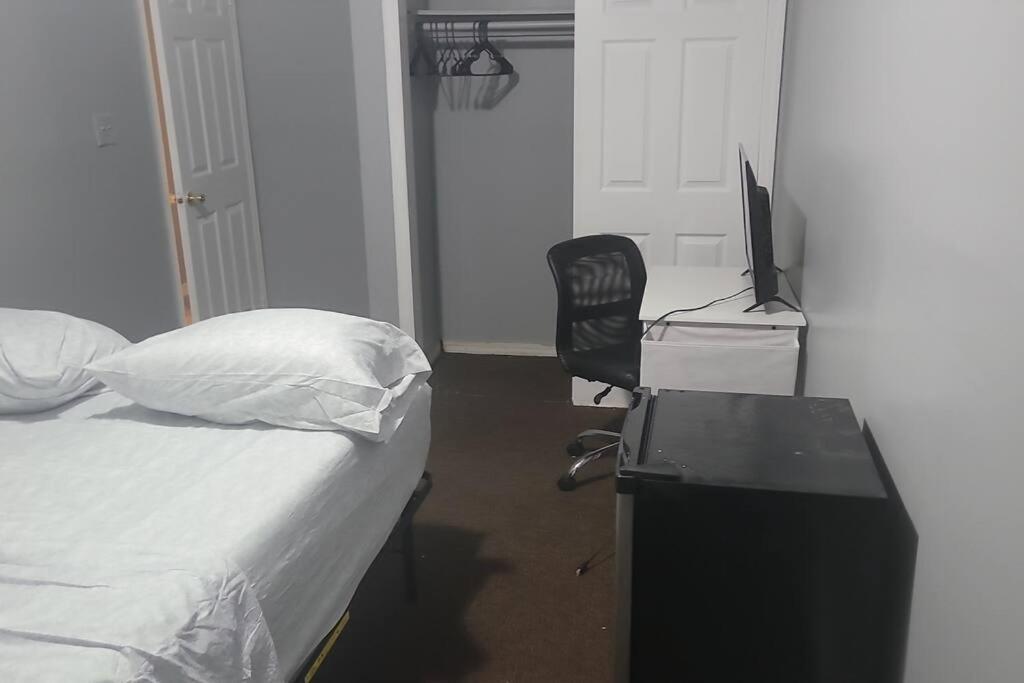 Room In A Beach House With King Size Bed In A Landlord Hosted Three Bedroom Apartment New York Ngoại thất bức ảnh