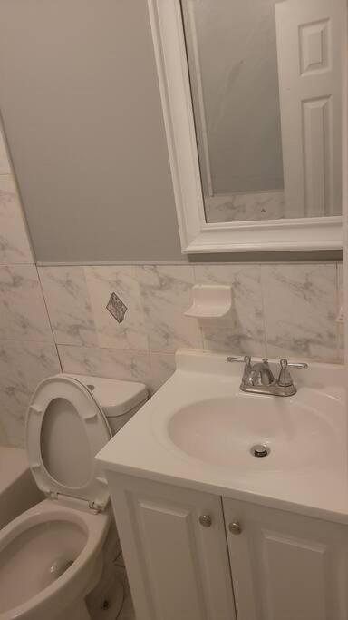 Room In A Beach House With King Size Bed In A Landlord Hosted Three Bedroom Apartment New York Ngoại thất bức ảnh