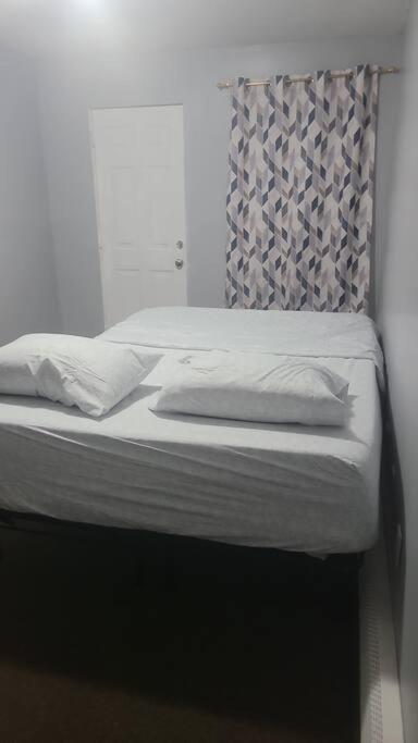 Room In A Beach House With King Size Bed In A Landlord Hosted Three Bedroom Apartment New York Ngoại thất bức ảnh